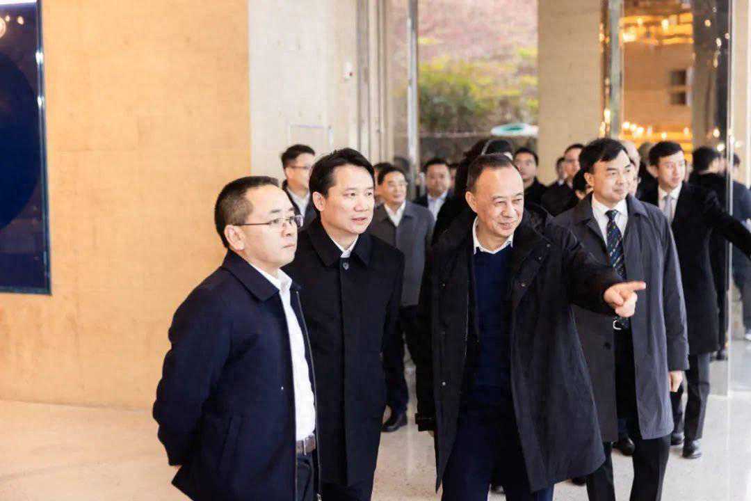 丁雄军首次到访郎酒，茅、郎、习聚首背后：酱酒行业竞合发展成大势所趋