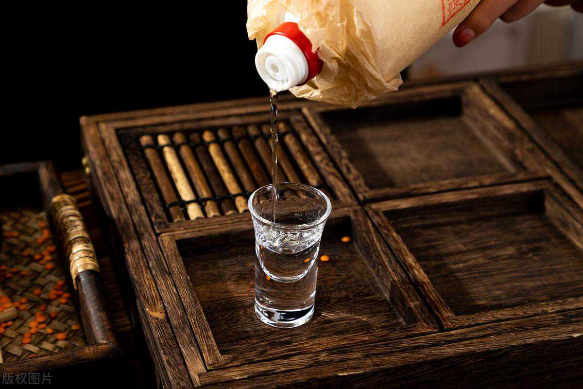 “代理商”卖白酒，半年净赚700万，这个点子你该借鉴一下