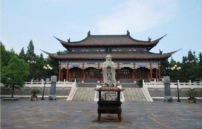 中国有两个世袭家族，2000年间从未中断，至今都在受万人祭拜