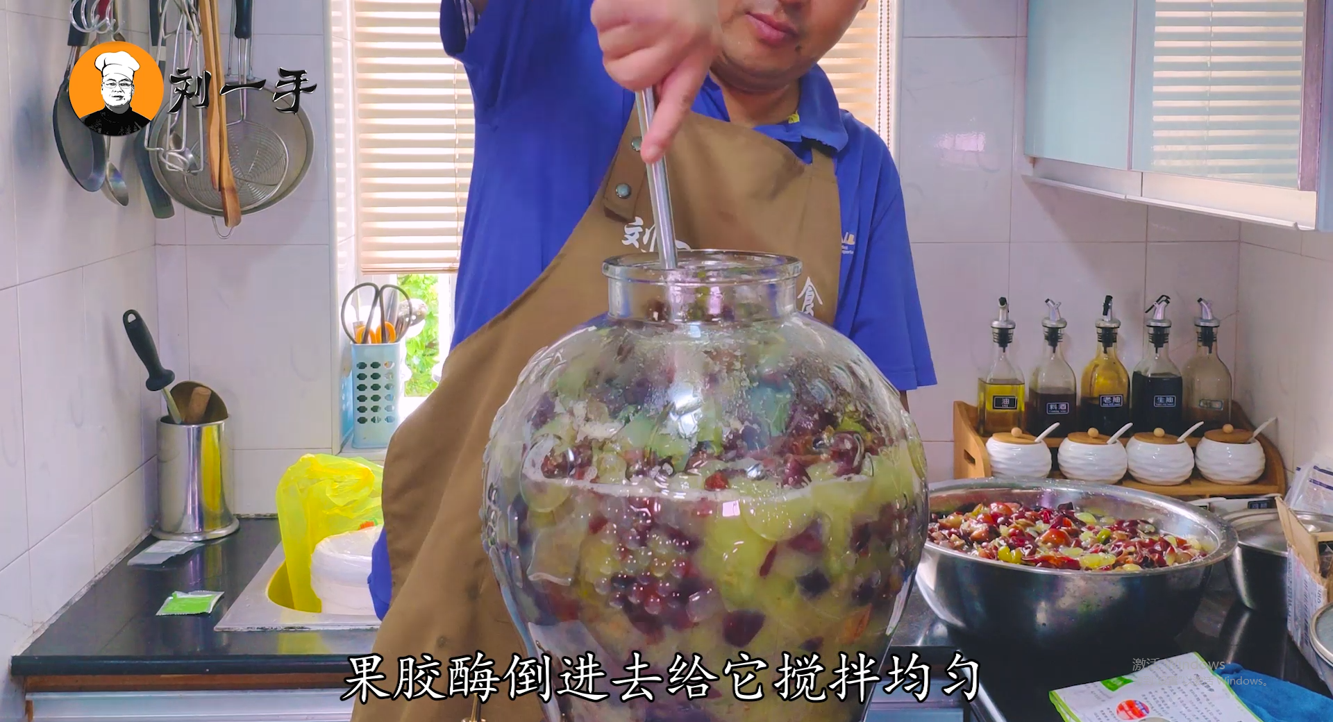 老刘买70斤葡萄，教你自酿葡萄酒，步骤详细清楚，好喝又健康