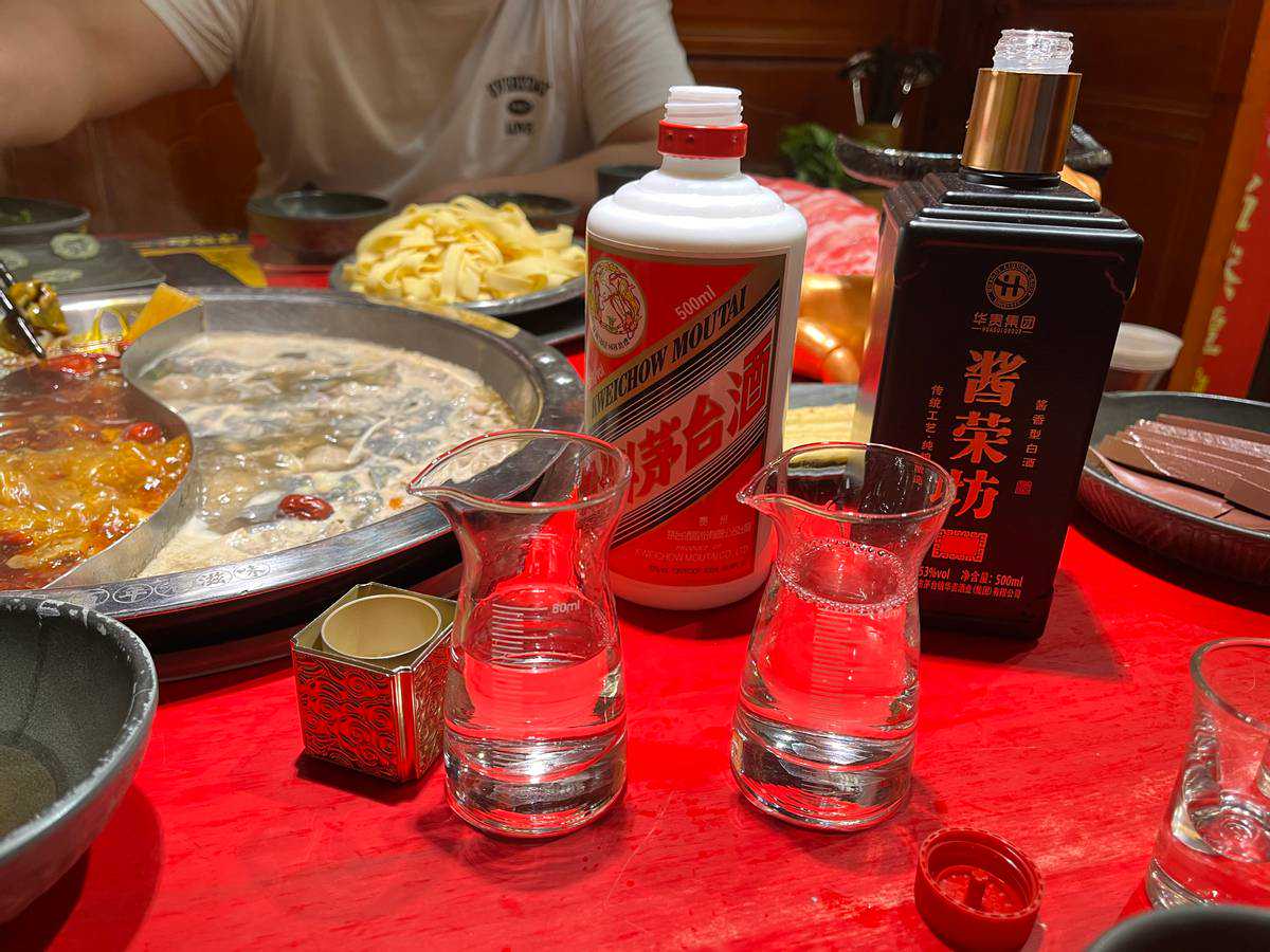 不论参加任何宴席，牢记行家的“倒酒三标准”，学会酒场不吃亏