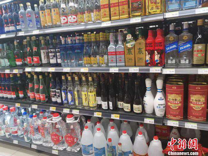夏天啤酒占C位？！白酒涨价给自己“加戏”